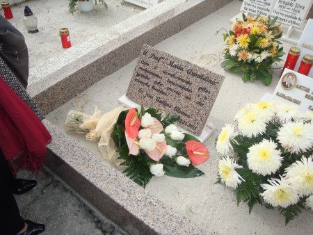 Deposição de flores e lápide na campa da Prof Maria Arnaldina na Murtosa